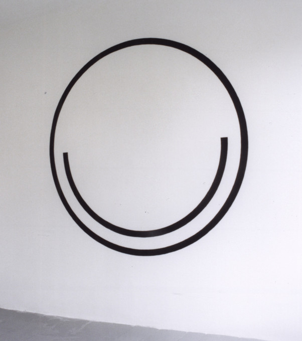 o. T. (Eineinhalb Kreise), <p>2000, dispersion on wall, diameter 175 cm</p>
